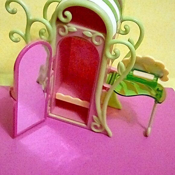 Strawberry shortcake doll & vanity furniture - Picture 5 of 6